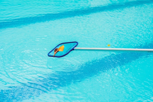 Schwimmbad mit Reinigungsnetz morgens reinigen