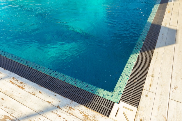 Schwimmbad mit Treppe im Hotel