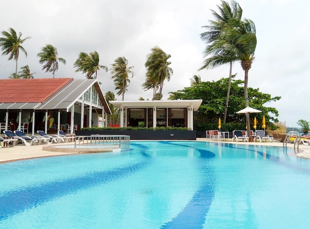 Schwimmbad und Unterhaltungsbereich in der Hotelanlage