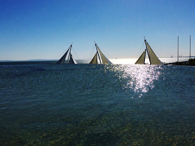 Foto schwimmbad vor dem meer