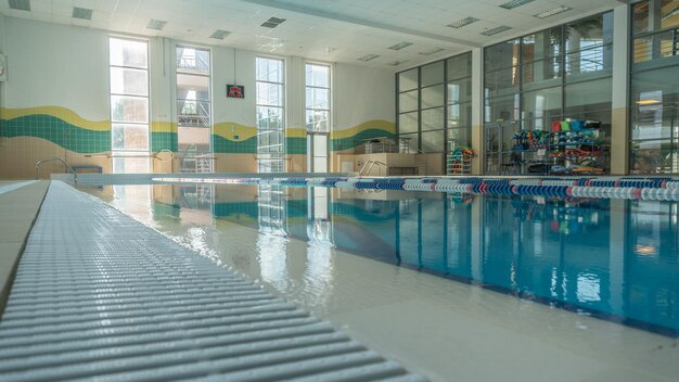 Schwimmbecken für Sportler Wasserruhiges Schwimmen für Sportbahn im Wasserschießen