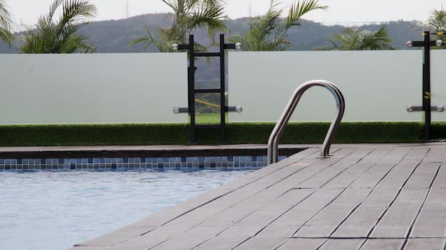 Schwimmbecken-Handlauf oder Treppenleiter zum leichteren Ein- und Aussteigen aus dem Becken Schöner Beckenrand mit Holzdeck