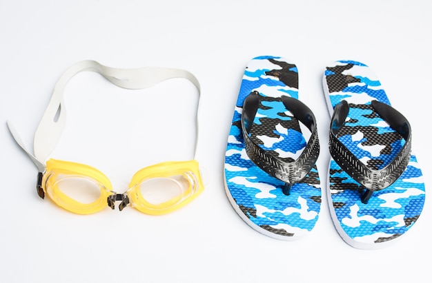 Schwimmbrille und Flip-Flops isoliert