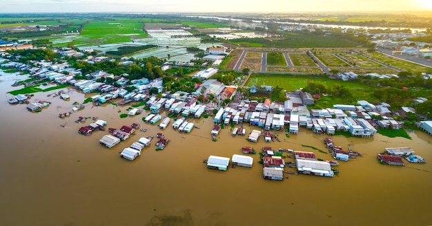 Schwimmende Häuser am Mekong in Chau Doc, Vietnam. Chau Doc ist eine Stadt im Herzen des Mekong
