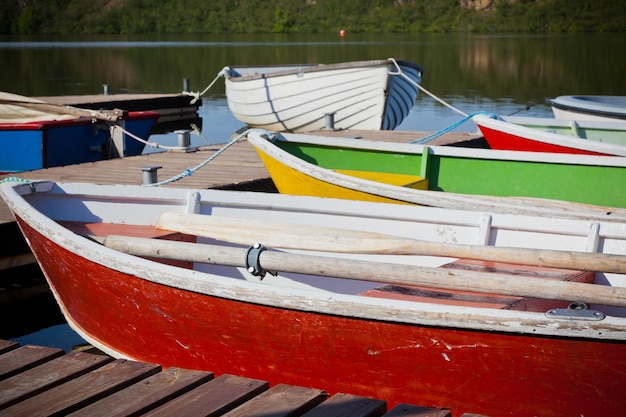 Schwimmende Holzboote mit Paddeln in einem See