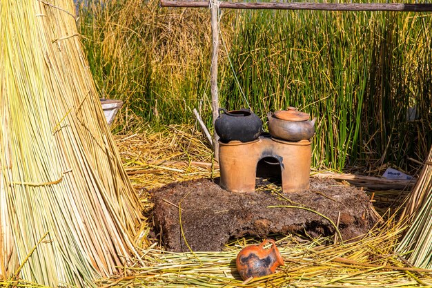 Schwimmende Inseln auf dem Titicaca-See Puno Peru Südamerika strohgedeckte Heimat Dichte Wurzel, die die Khili-Pflanzen verflechten, bilden eine etwa ein bis zwei Meter dicke natürliche Schicht, die die Inseln stützt