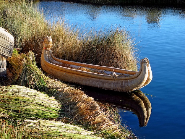 Schwimmende Inseln Uros auf dem Titicaca-See in den Anden von Peru und Bolivien