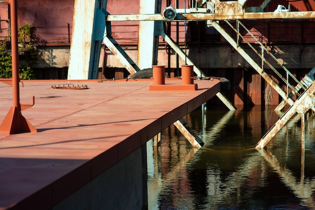 Schwimmender Betonponton für den Bau