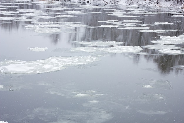 Foto schwimmender großvater auf dem winterfluss, winterlandschaft, frühjahrsfluten