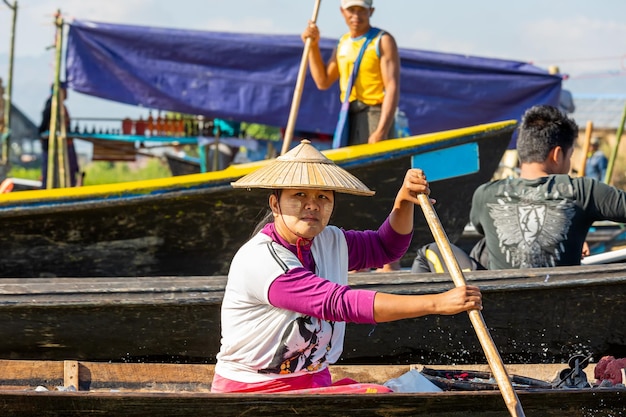 Schwimmender Markt auf dem Inle-See. Myanmar (Burma)