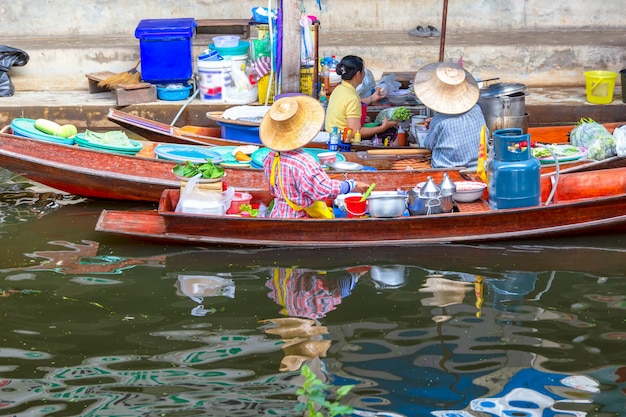 Schwimmender Markt Damnoen Saduak in Ratchaburi nahe Bangkok, Thailand