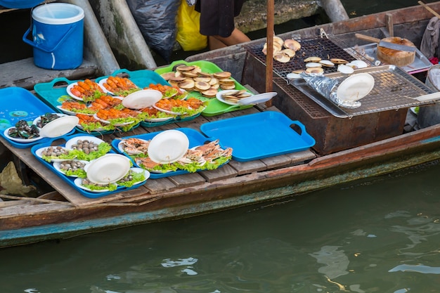 Schwimmender Markt in Thailand.