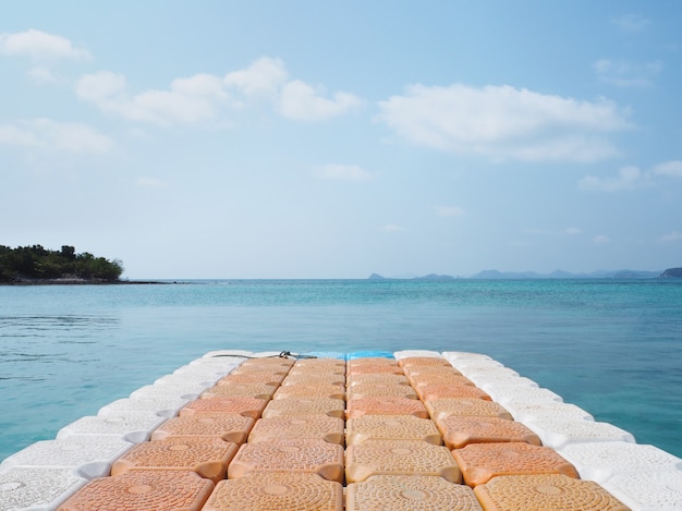 Schwimmender Plastikpier auf Meer