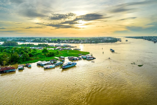 Schwimmendes Dorf am Fluss Hau in der Morgendämmerung am Himmel über dem vietnamesischen Grenzgebiet, Luftbild.