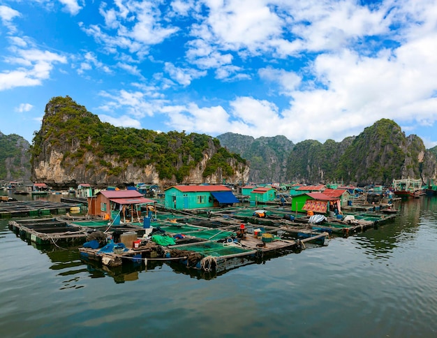 Schwimmendes Fischerdorf in Halong Bay, Vietnam, Südostasien...