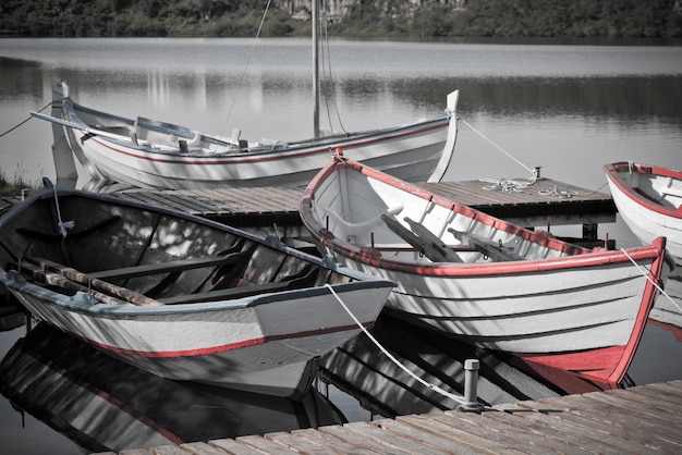 Schwimmendes Holzboot mit Paddeln