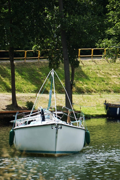 Schwimmendes Segelboot mit Motorvorderansicht