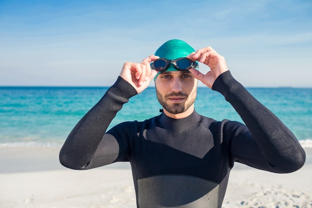 Schwimmer, der am Strand fertig wird