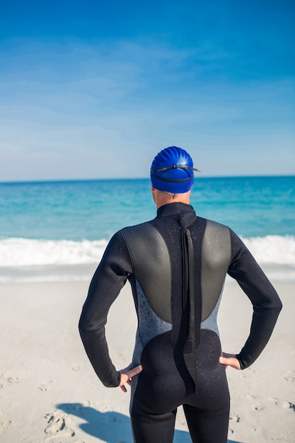 Foto schwimmer, der am strand fertig wird