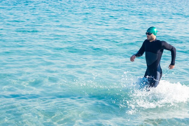 Schwimmer, der in den Ozean läuft