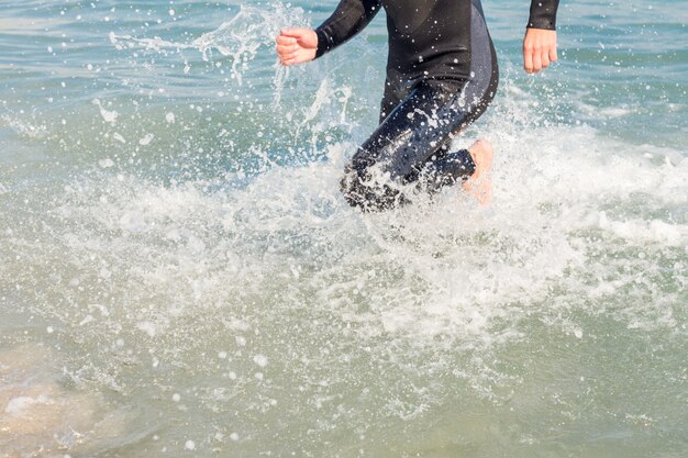 Schwimmer, der in den Ozean läuft