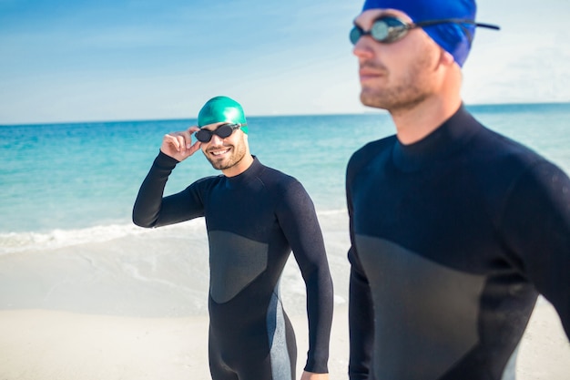 Schwimmer, die am Strand fertig werden