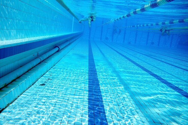 Schwimmer im großen Freibad