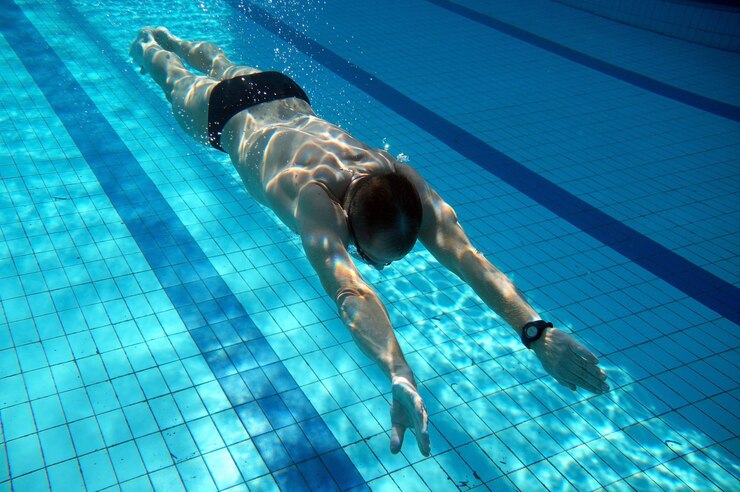 Schwimmer im großen Freibad
