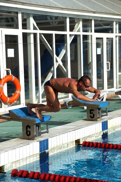 Schwimmer im großen Freibad