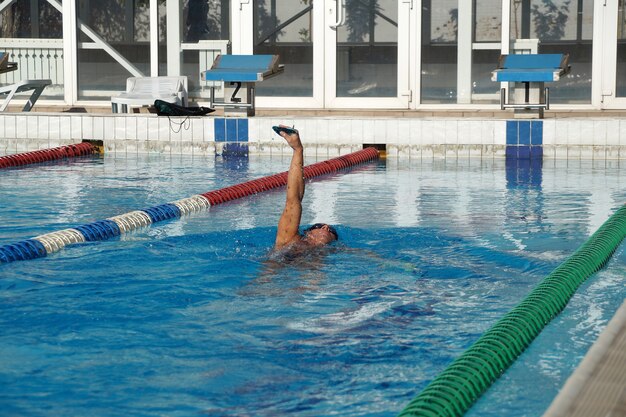 Schwimmer im großen Freibad