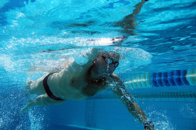 Schwimmer im großen Freibad