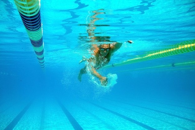 Schwimmer im großen Freibad