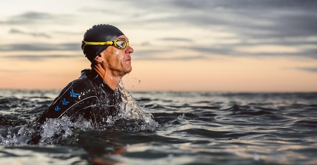 Foto schwimmer tragen ausrüstung im meer