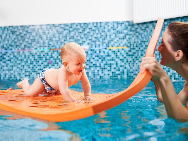 Schwimmkurs mit Instruktor für Kleinkinder