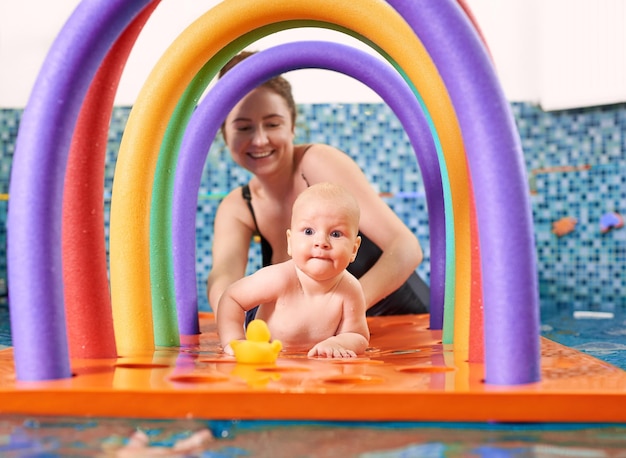 Schwimmkurse für die Kleinen Kleinkind mit Mutter im Schwimmbad während des Trainings