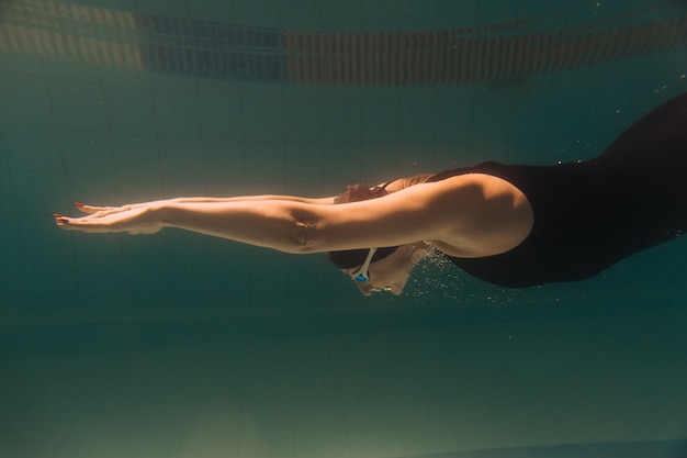 Schwimmlehrerin unter Wasser