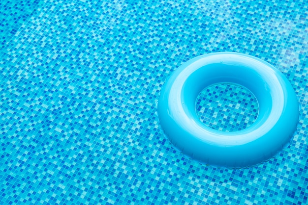 Schwimmring im blauen Schwimmbad