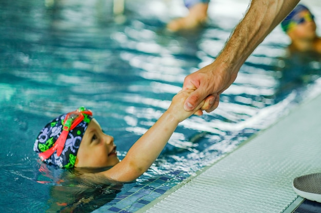 Schwimmtraining für Kleinkinder im Pool