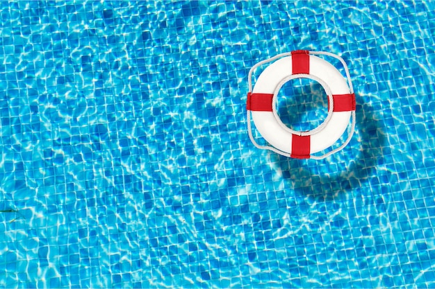 Schwimmweste schwimmt in einem klaren Poolwasser