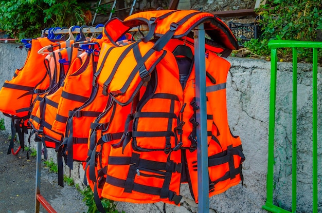 Schwimmwesten hängen an der Theke.