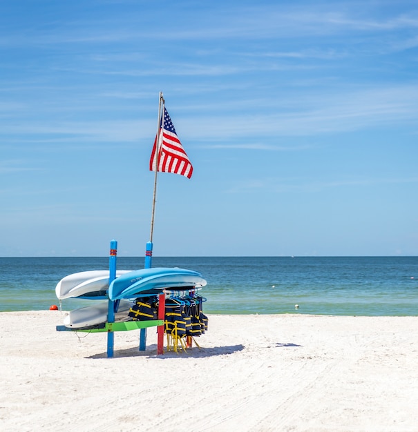 Schwimmwesten und Boote auf St.Pete setzen in Florida, USA auf den Strand