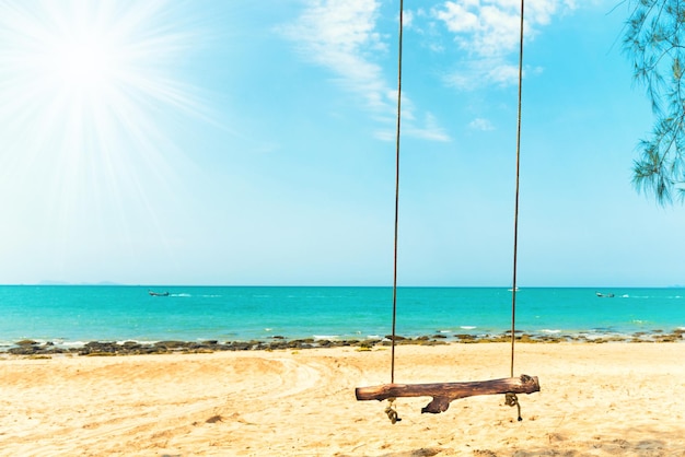 Foto schwingen sie am sandstrand auf der tropischen insel