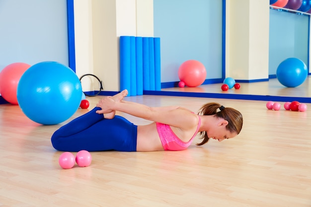 Schwingendes Übungstraining der Pilates Frau fitball