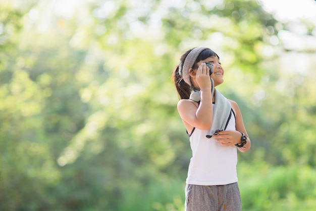 Schwitzen Kinderjogger nach dem Training abwischen. Kinder trainieren im Stadtpark im Freien.