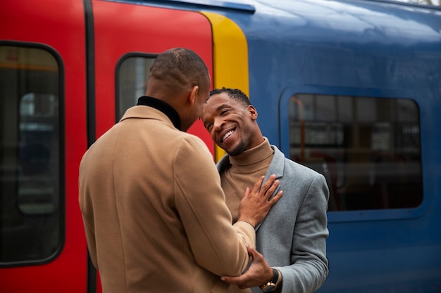 Foto schwules paar am bahnhof bei einem date