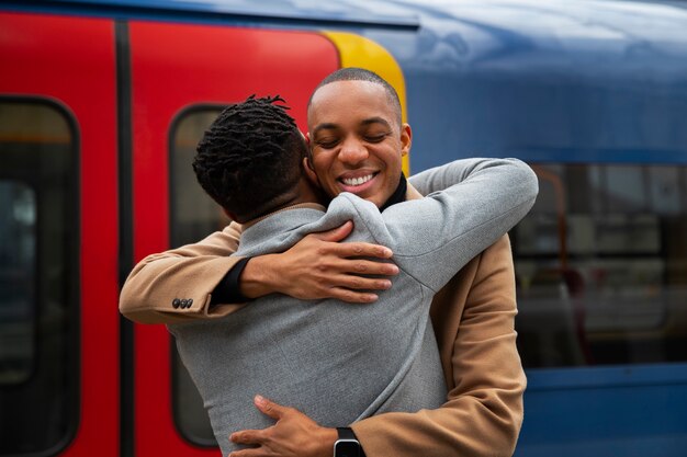 Foto schwules paar am bahnhof bei einem date