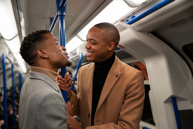 Foto schwules paar bei einem date, das gemeinsam mit der u-bahn fährt