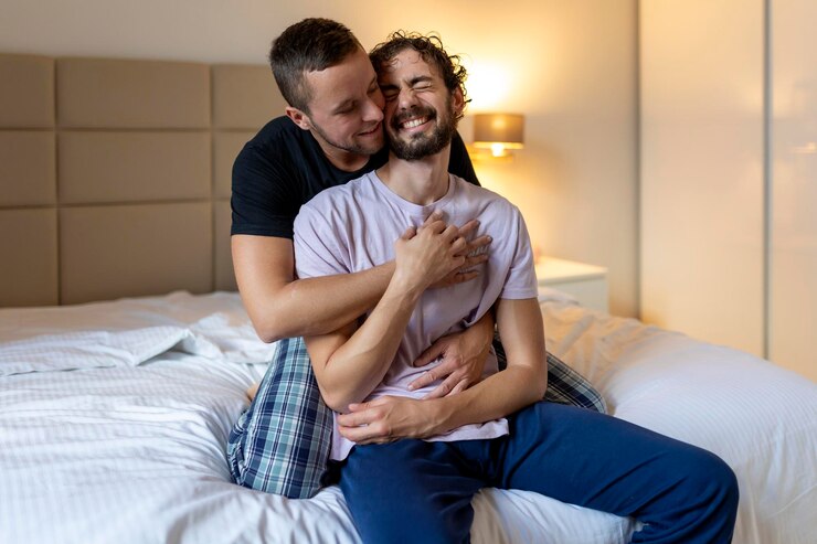 Foto schwules paar, das morgens einen besonderen moment teilt homosexuelle zärtlichkeit schwules paar liebt heimkonzept