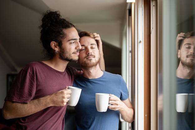 Schwules Paar, das morgens einen besonderen Moment teilt homosexuelle Zärtlichkeit schwules Paar liebt Heimkonzept