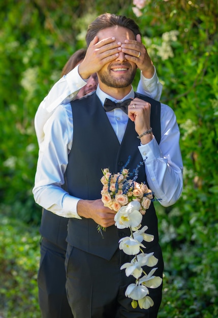 Schwules Paar Hochzeit Ehe Liebevolles schwules männliches Paar Männer schließen die Augen mit den Händen und spielen erraten, wer oder verstecken und suchen